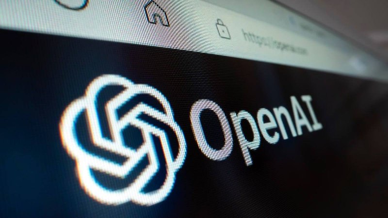 نمای نزدیک از لوگوی OpenAI روی صفحه رایانه
